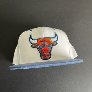 Bulls snapback,suede top brim,metallic bull symbol